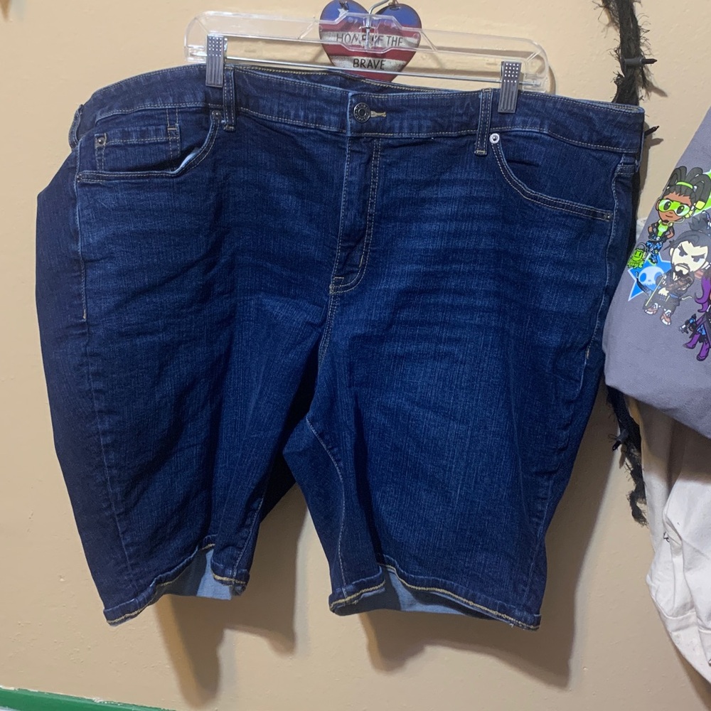 #049 - Size 28 torrid Dark Blue Denim Bermuda Shorts in excellent condition